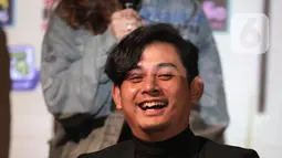 Miqdad Addausy saat hadir usai gala premier film Atas Nama Surga di Jakarta, Kamis (9/6/2022). Miqdad Addausy berperan sebagai Attar dalam film Atas Nama Surga. (Liputan6.com/Faizal Fanani)