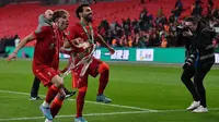 Mohamed Salah (kanan) turut membantu Liverpool merengkuh trofi Carabao Cup musim ini. (AFP/Justin Tallis)