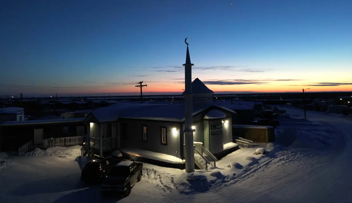 Seperti tahun-tahun sebelumnya, Ramadan kali ini, Masjid Midnight Sun masih menjadi pusat berkumpulnya umat Muslim di Inuvik Kanada untuk beribadah dan berbuka puasa bersama. (Cole BURSTON/AFP)