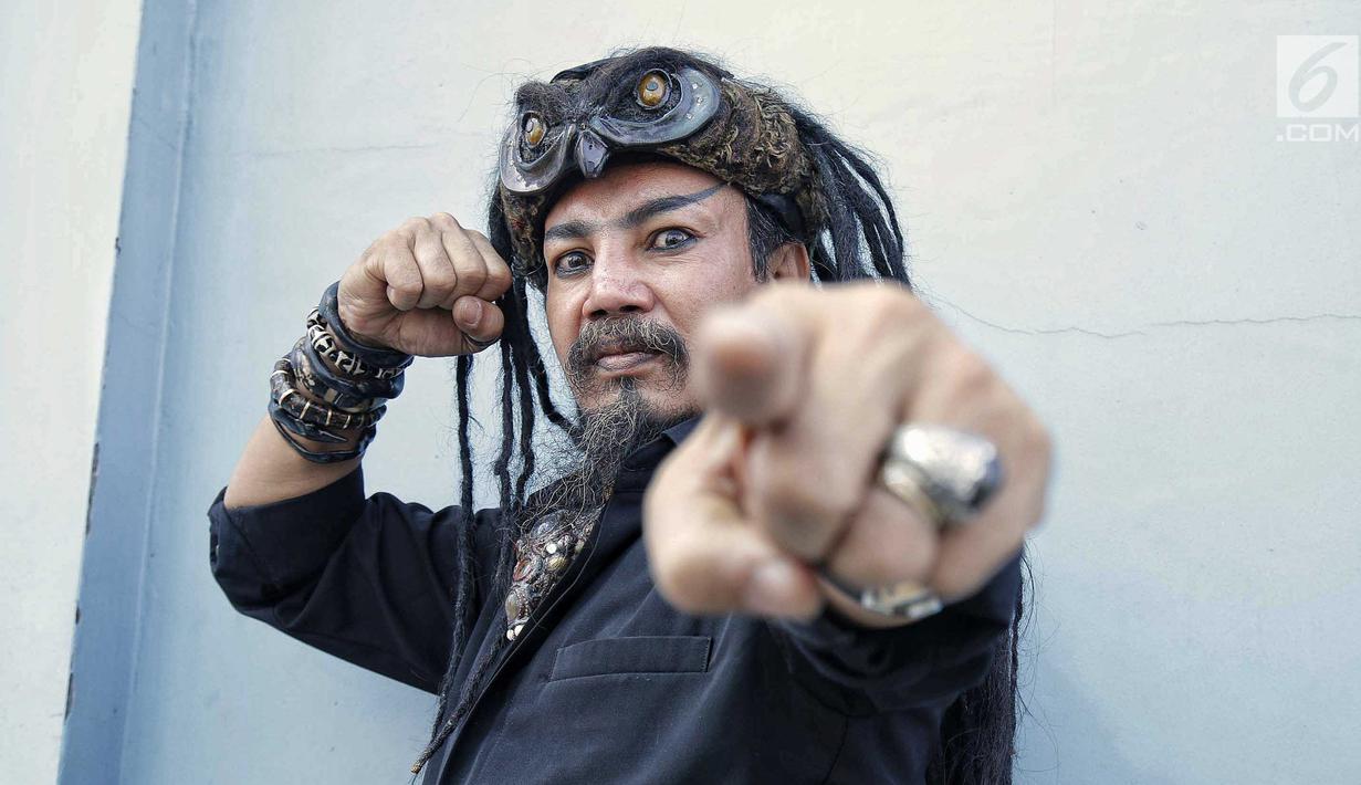 Mentalis Limbad berpose saat menghadiri acara di kawasan Tendean, Jakarta, Kamis (2/8). Limbad menjelaskan bahwa tantangan keke challenge yang dia lakukan untuk mengisi waktu semata. (Liputan6.com/Faizal Fanani)