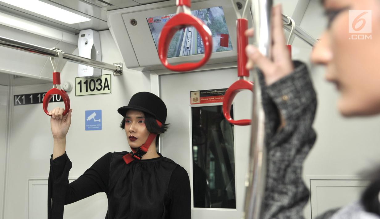Model berpose saat memeragakan busana pada acara Jakarta Fashion & Food Festival (JFFF) 2019 di gerbong Light Rail Transit (LRT) Jakarta rute Stasiun Velodrome-Stasiun Boulevard Utara, Jakarta, Selasa (13/8/2019). (merdeka.com/Iqbal Nugroho)