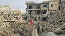 Seorang petugas penyelamat memeriksa puing-puing bangunan yang hancur di lokasi serangan Israel di wilayah Maarakeh, Lebanon selatan, dekat kota pesisir Tyre, pada Sabtu 4 April 2026. Militer Israel mengonfirmasi pada Jumat 3 April 2026 bahwa mereka telah menyerang lebih dari 3.500 target di seluruh Lebanon. (Kawnat HAJU/AFP)
