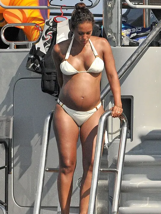 Penyanyi Alicia Keys, saat hari perdamaian dunia tahun 2014 silam ia mengunggah foto hamilnya tanpa mengenakan busana alias bugil. Dalam perut besarnya itu, ia memberikan lambang perdamaian. (Istimewa)