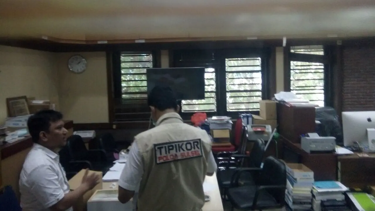 Tipikor Polda Sulsel tengah menggeledah sebuah ruangan mencari sejumlah dokumen-dokumen terkait kegiatan dugaan korupsi yang tengah diselidiki (Liputan6.com/ Eka Hakim)