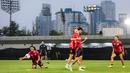 <p>Sejumlah pemain Jepang tertawa saat melakukan rondo ketika latihan perdana menjelang laga putaran ketiga Kualifikasi Piala Dunia 2024 melawan Timnas Indonesia yang berlangsung di Lapangan A, kompleks SUGK, Senayan, Jakarta, Senin (11/11/2024). (Bola.com/Bagaskara Lazuardi)</p>