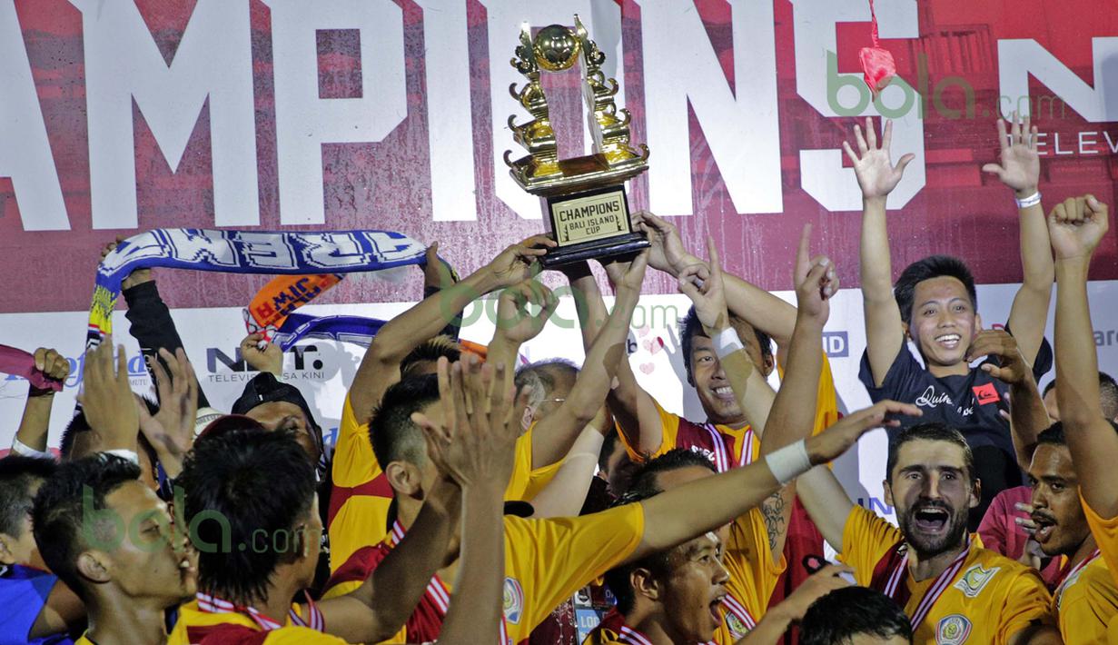 Selebrasi kemenangan Arema Cronus saat menerima trofi juara di turnamen sepak bola Bali Island 2016 usai mengalahkan Persib Bandung di Stadion Kapten I Wayan Dipta, Gianyar, Bali Selasa (23/2/2016). (Bola.com/Peksi Cahyo)