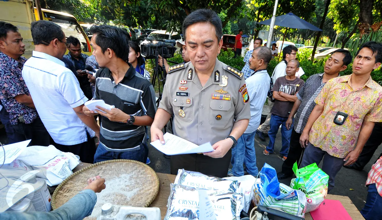 Kabid Humas Polda Metro Jaya Kombes M Iqbal saat rilis 50 ton beras sitaan di Polda Metro Jaya, Jakarta, Jumat (26/6/2015). Beras 'organik' tersebut disita karena mengandung bahan-bahan kimia berbahaya. (Liputan6.com/Yoppy Renato)