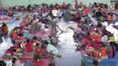 Warga beristirahat di lokasi pengungsian di GOR Suweca, Klungkung, Bali, Selasa (26/9). Hingga kini tercatat, 57.418 jiwa mengungsi di 357 lokasi menyusul peningkatan aktifitas Gunung Agung yang masih berstatus awas. (Liputan6.com/Gempur M Surya)