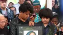 Selain keluarga, kerabat dan para penggemarnya, banyak musisi penyanyi Tanah Air ikut mengantarkan ke peristirahatan terakhirnya. Sebagai musisi senior, Yon dikenal dekat dengan para junior-juniornya. (Daniel Kampua/Bintang.com)