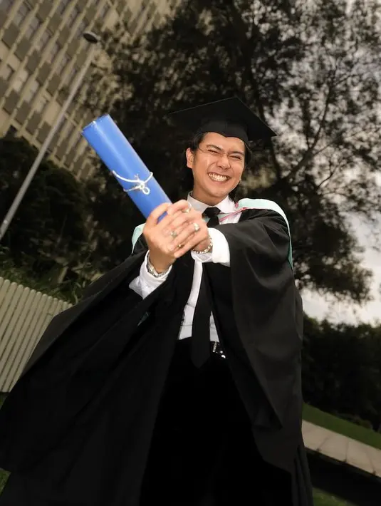 Iqbaal pun mengambil jurusan komunikasi di kampus bergengsi Monash University, Australia. Kini ia pun telah lulus dan baru saja wisuda.  [@jozz-felix]