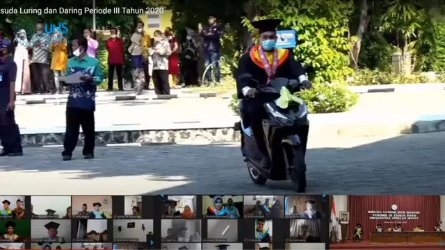 Deretan Kendaraan Ramah Lingkungan saat Wisuda Drive-thru UNS