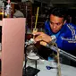 Petugas memeriksa Laboratorium Fakultas Farmasi Universitas Indonesia yang meledak saat sejumlah mahasiswa tengah mengerjakan tugas kuliah, Senin (16/3/2015). Diperkirakan 14 mahasiswa terluka akibat ledakan.(Liputan6.com/Yoppy Renato)