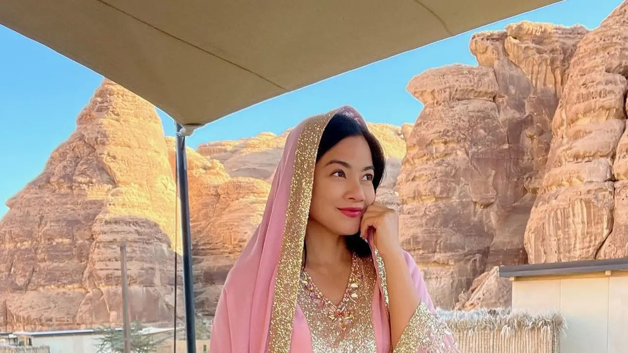 Adu Gaya Arabian Look Bunga Citra Lestari dan Titi Kamal Usai Ibadah Umroh, Siapa yang Paling Modis?