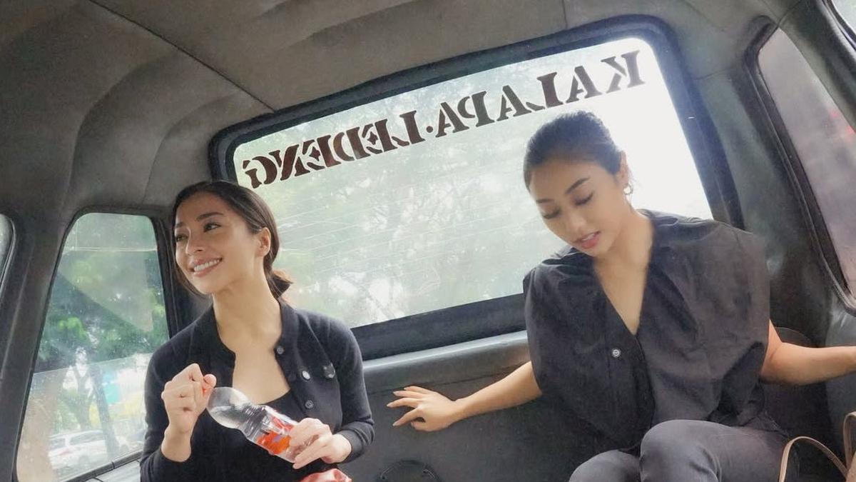 Gaya Mahal Nikita Willy Kenakan Celana Leopard Berpose di Depan Angkot saat Kuliner ke Bandung Bersama sang Adik