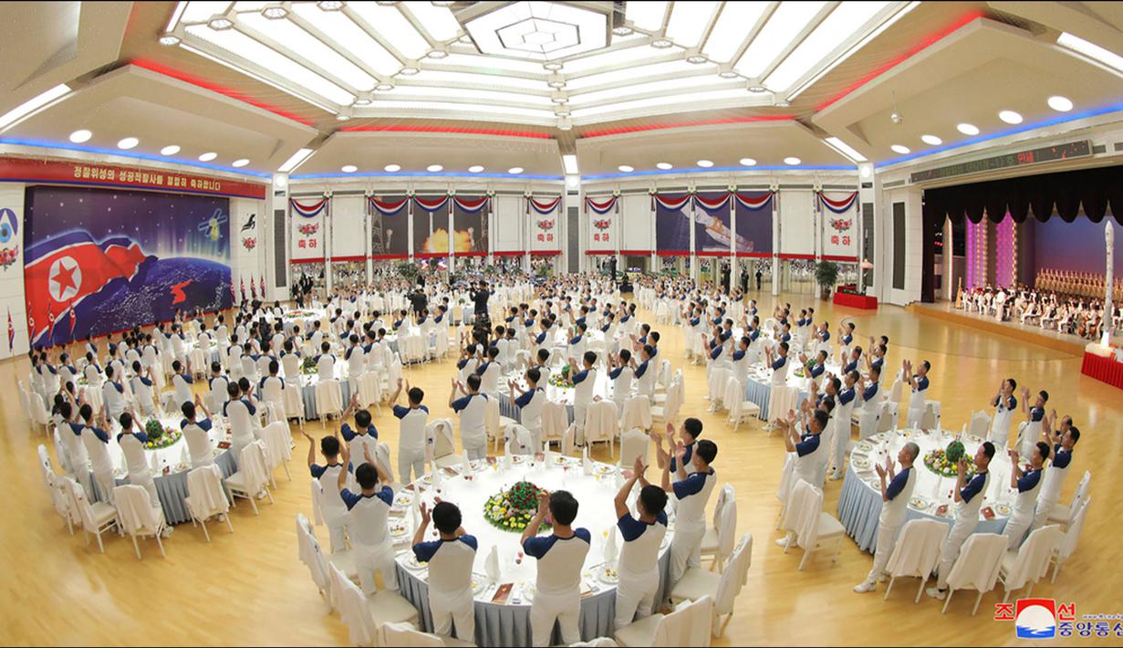 Staf Administrasi Teknologi Dirgantara Nasional (NATA) menghadiri pesta perayaan peluncuran satelit mata-mata di Pyongyang, Korea Utara, 23 November 2023. (Korean Central News Agency/Korea News Service via AP)