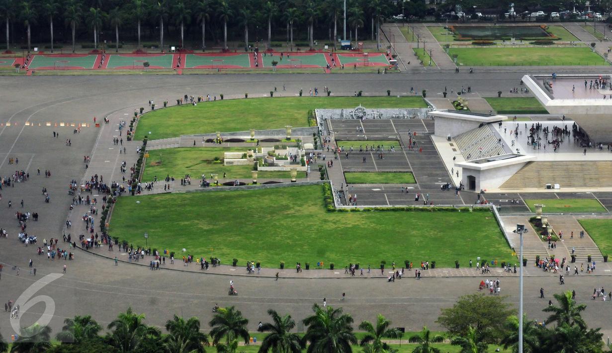 Suasana kawasan Monumen Nasional dilihat dari lantai 24 Kemenhub, Jakarta, Minggu (25/12). Libur perayaan Natal 2016 dimanfaatkan sejumlah warga untuk berwisata di kawasan Monumen Nasional. (Liputan6.com/Helmi Fithriansyah)