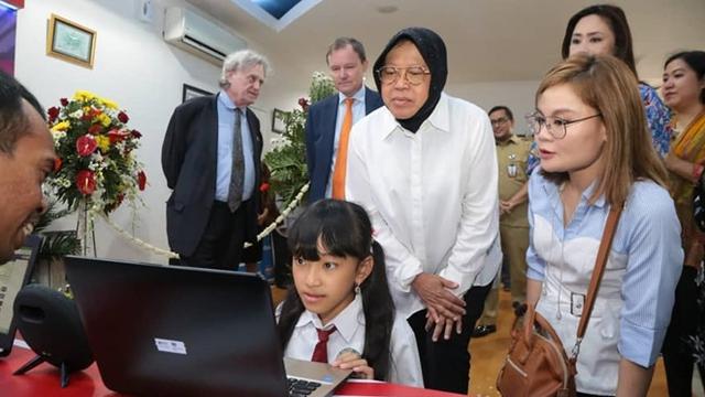 6 Potret Tri Rismaharini Resmikan English Corner di Perpustakaan Umum Kota Surabaya