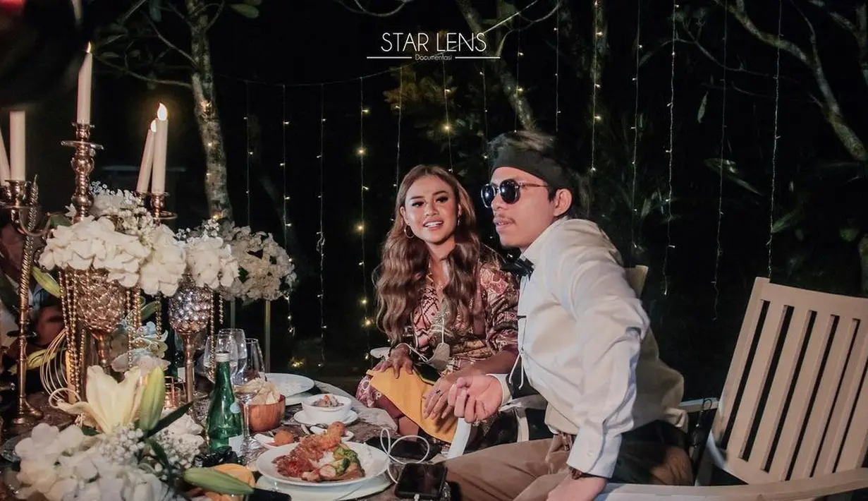 "Kita ini kan orangtua perempuan yang pasti mengikuti kemauan mereka berdua. Jadi kita nggak bisa terlalu banyak berpendapat tentang mereka," jelasnya Ashanty. (Instagram/aurelie.hermansyah)