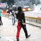 Pengunjuk rasa terlibat bentrok dengan aparat kepolisian di sekitar Patung Kuda, Jakarta Pusat, Selasa (13/10/2020). Unjuk rasa  menolak Omnibus Law Undang-Undang Cipta Kerja tersebut ricuh. (Liputan6.com/Faizal Fanani)