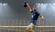 Penyerang Inter Milan #10 Lautaro Martinez merayakan perebutan gelar juara Scudetto 2024 pada 22 April 2024 usai mengalahkan AC Milan di Stadion San Siro, Selasa (23/4/2024) dini hari WIB. (GABRIEL BOUYS / AFP)