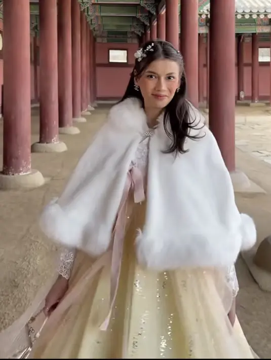 <p>Sabrina mengenakan anting-anting Chanel. Dan mengaplikasikan blush on pink serasi dengan lipstiknya saat mengenakan hanbok. [@sabrinachairunnisa_]</p>