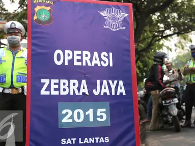 Polisi merazia pengendara yang melintas di kawasan Cempaka Putih, Jakarta, Senin (26/10/2015). Operasi Zebra 2015 berlangsung hingga 4 November 2015 bertujuan untuk menekan pelanggaran lalulintas. (Liputan6.Com/Angga Yuniar)