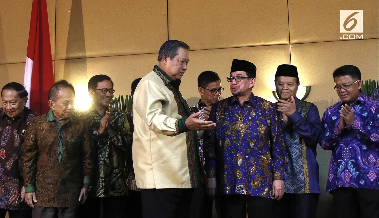 Ketua Umum Partai Demokrat Susilo Bambang Yudhoyono dan Ketua Majelis Syuro PKS Salim Segaf Al-Jufri berbincang usai pertemuan tertutup di Gran Melia, Jakarta, Senin (30/7). (Liputan6.com/Herman Zakharia)