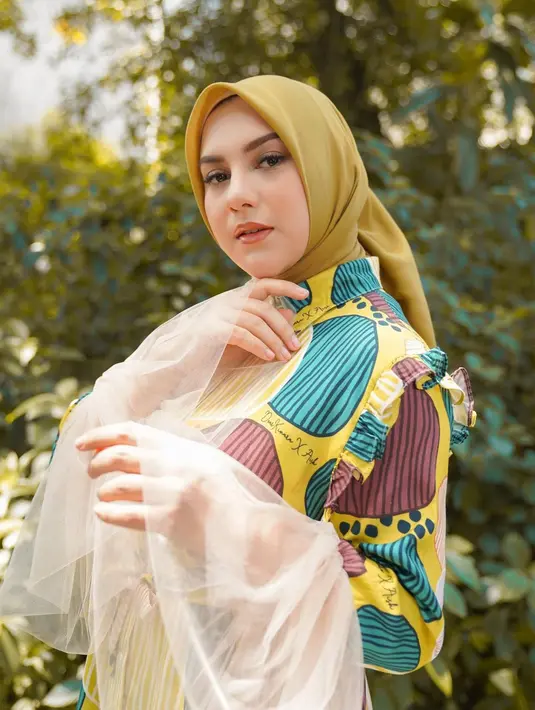 Irish Bella cukup sering mengunggah OOTD-nya dengan berbagai busana. Wanita 26 tahun itu pun nampaknya tak ragu tampil beda. Ia selalu berani melakukan mix and match busana unik terhadap koleksi baju-bajunya.(Liputan6.com/IG/@_irishbella_)