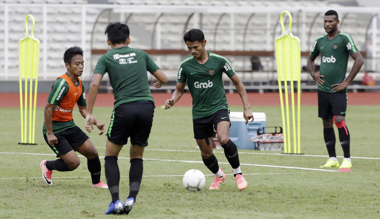 Pelatih Timnas Indonesia U-22, Dimas Drajad, mengontrol bola saat latihan di Stadion Madya Senayan, Jakarta, Selasa (29/1). Latihan ini merupakan persiapan jelang Piala AFF U-22. (Bola.com/Yoppy Renato)
