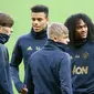 Pemain Manchester United, James Garner, Mason Greenwood, Brandon Williams dan Tahith Chong tiba menghadiri latihan tim di stade St Princes des Princes di Paris, Prancis (5/3). (AP Photo/Michel Euler)