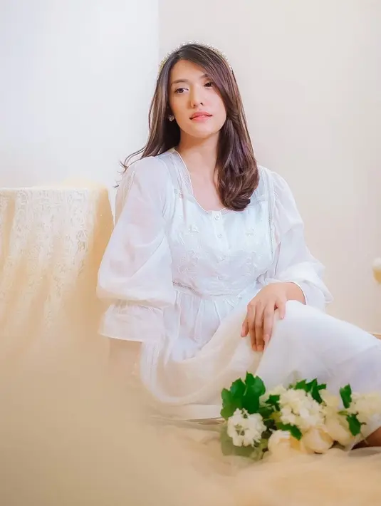 Kendati sudah melahirkan dua orang anak, namun Anissa Aziza tetap nampak menawan. Aura keibuan dan juga keanggunannya pun makin terpancar. (Liputan6.com/IG/anissaaziza)