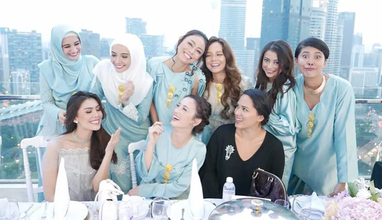 Sejumlah artis Indonesia saat menjadi pendamping pengantin wanita alias bridesmaid di pernikahan Laudya Cynthia Bella. Laudya Cynthia Bella memilih warna biru kalem untuk para bridesmaid-nya.  (instagram/julstelle)