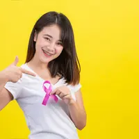 Langkah pertama yang bisa dilakukan adalah memeriksa payudara secara visual di depan cermin. Foto: Freepik