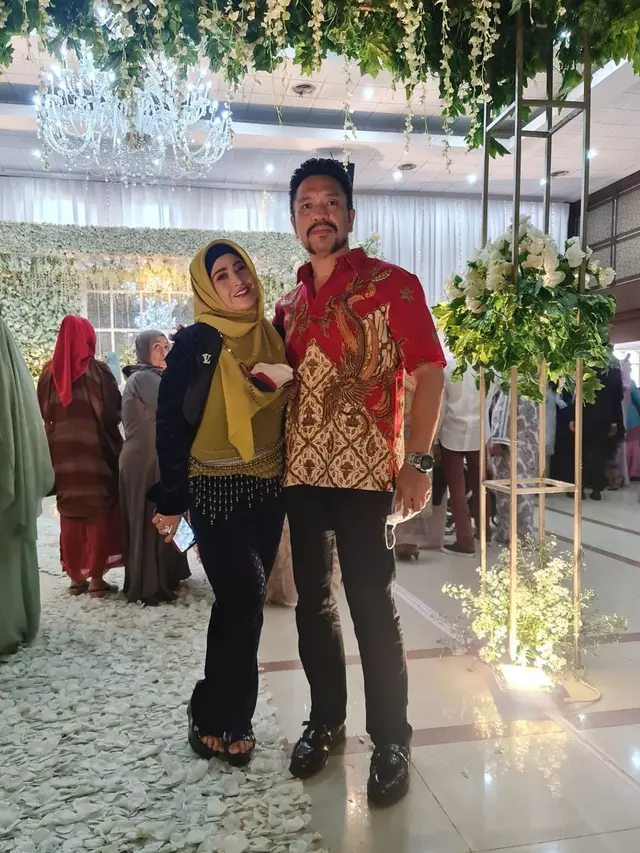 6 Potret Harmonis Neng Wirdha Anak Elvy Sukaesih dan Suami yang Jarang Tersorot