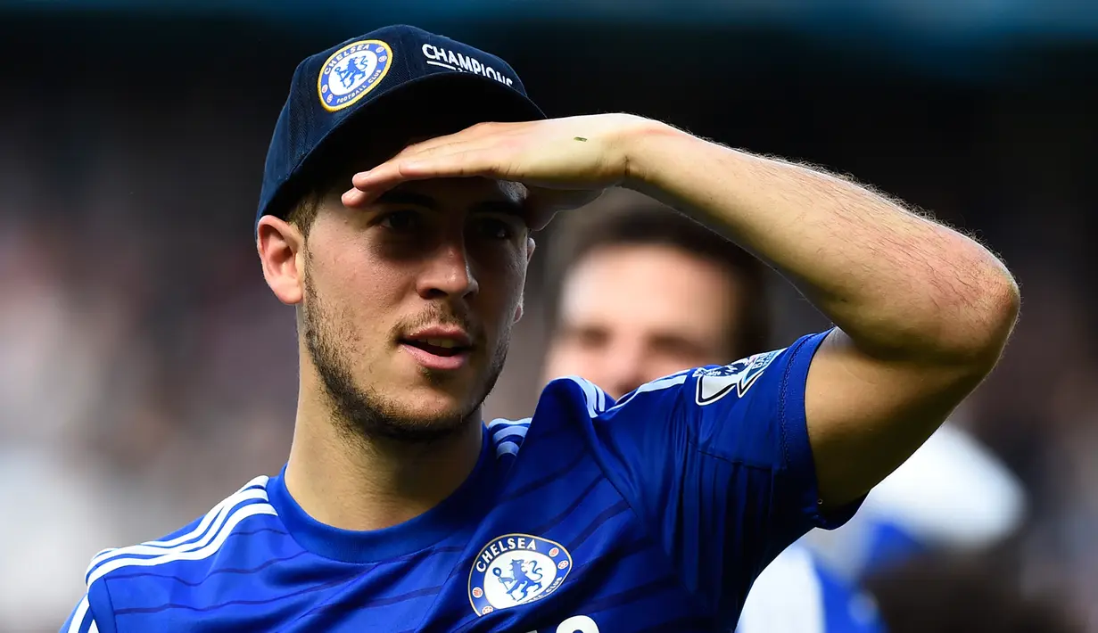 Gelandang Chelsea, Eden Hazard merayakan gelar juara Liga Premier Inggris 2014/2015 di Stamford Bridge, Inggris, (3/5/2015). Hingga pekan ke-35 poin Chelsea tidak terkejar lagi. (Reuters/Dylan Martinez)
