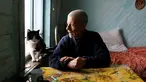 Mikhail Baburin (66) berbicara dengan kucing peliharaannya, Marquis, di rumahnya di desa Mikhailovka di Siberia, 5 Desember 2016. Selama 10 tahun terakhir, Baburin tinggal sendirian di desa yang letaknya sangat terpencil. (REUTERS/Ilya Naymushin)