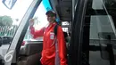 Atlet Lompat Jauh Indonesia, Maria Londa melambaikan tangan saat masuk ke dalam bus usai pelepasan di gedung KOI Jakarta, Rabu (27/7). Maria akan berlaga di Olimpiade Rio 2016 dan menjadi pembawa Bendera Merah Putih. (Liputan6.com/Helmi Fithriansyah)