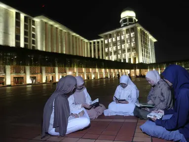 Umat Muslim dari berbagai wilayah Jakarta dan sekitarnya saat melakukan Itikaf pada malam ke-21 Ramadan di Mesjid Istiqlal, Jakarta, Selasa (10/3/2026). (Kapanlagi.com/Budy Santoso)