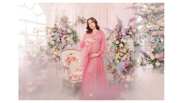 7 Gaya Ria Ricia dan The Bumils saat Maternity Shoot Tema Colorful, Menawan