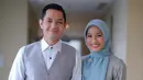 Jadi bridesmaid dan groomsmen, Alyssa Soebandono dan Dude Harlino tampil matching. Dengan kemeja-ropi dan blouse berpita, mereka terlihat chic dan stylish. [Foto: Instagram @dude2harlino]