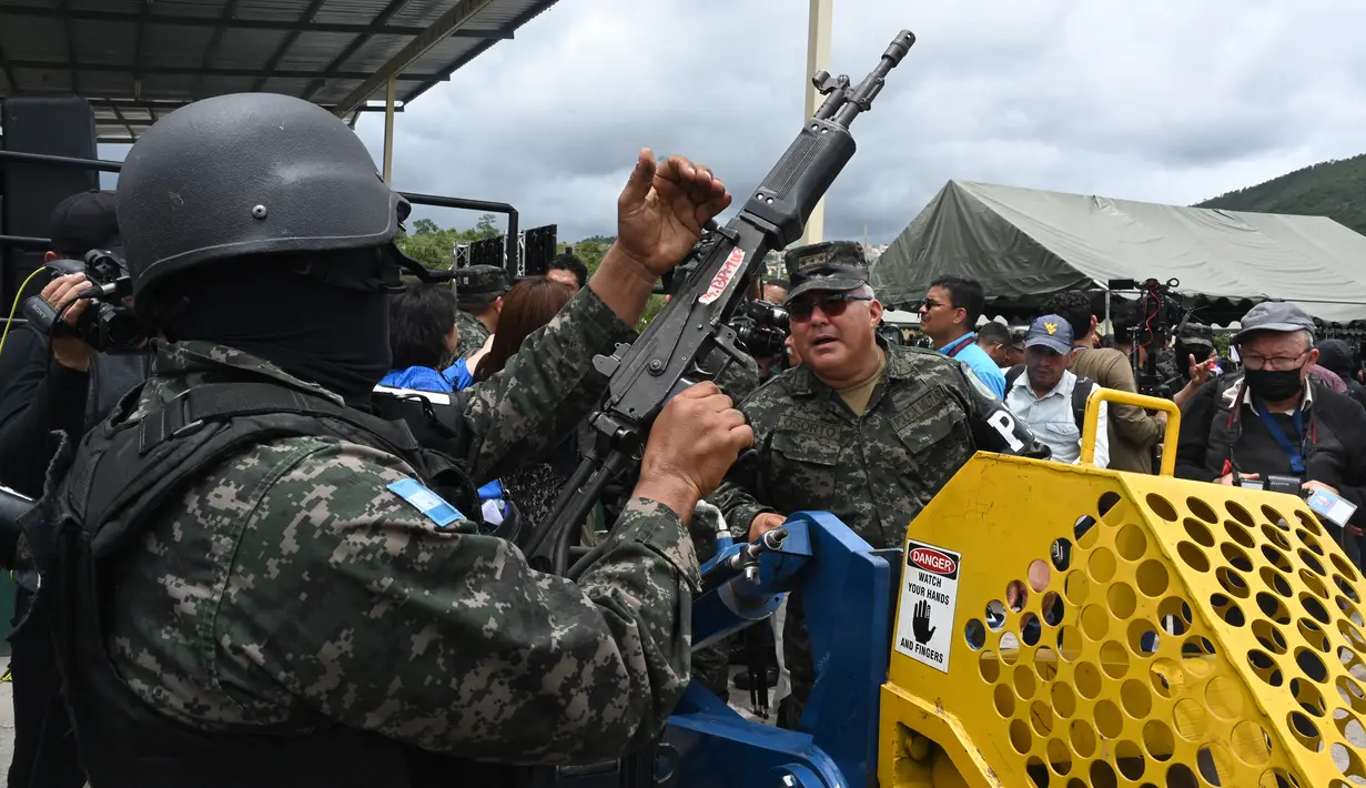 Anggota tentara melanjutkan penghancuran senjata api berkekuatan tinggi yang disita dari geng Barrio 18 dan Mara Salvatrucha (MS-13) dari penjara Honduras di markas besar Polisi Militer Publik Pesan (PMOP) di Tegucigalpa pada 10 Juli 2023. (AFP/Orlando Sierra)