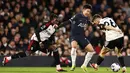 Pemain Tottenham Hotspur, Son Heung-Min, berusaha melewati pemain Fulham pada laga Liga Inggris di Stadion Craven Cottage, Minggu (17/3/2024). Kekalahan ini membuat Spurs membuang kesempatan untuk menembus empat besar klasemen. (AFP/Henry Nicholis)