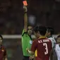 Gelandang Timnas Indonesia, Hanif Sjahbandi, menerima kartu merah saat melawan Vietnam pada laga SEA Games di Stadion MPS, Selangor,Selasa (22/8/2017). Kedua negara bermain imbang 0-0. (Bola.com/Vitalis Yogi Trisna)