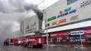 Kendaraan petugas darurat di lokasi kebakaran yang melanda pusat perbelanjaan Winter Cherry di Kota Kemerovo, Siberia, Rusia, Minggu (25/3). Saksi mata melaporkan bahwa alarm kebakaran di mal tidak berfungsi. (HO/RUSSIAN EMERGENCY SITUATIONS MINISTRY/AFP)