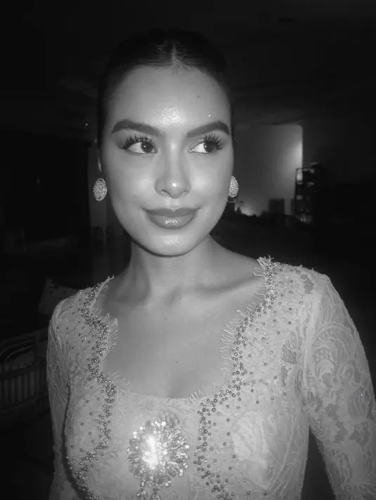 Potret Eva dalam balutan kebaya sontak menuai komentar pujian dari netizen. Tak sedikit yang memuji penampilannya begitu anggun dan eksotis saat mengenakan kebaya, ada juga yang menyebutnya semakin mirip sang ibunda. [Foto: IG/evacelia]