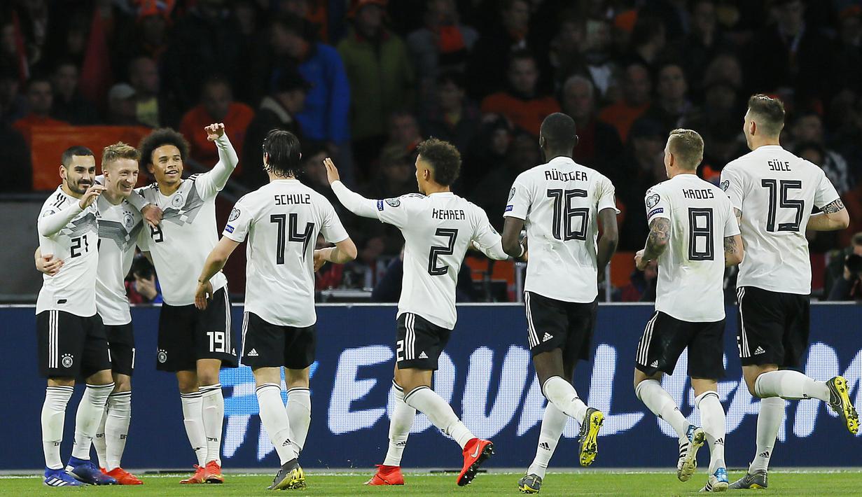 Para pemain Jerman merayakan gol Nico Schulz ke gawang Belanda pada laga kualifikasi Piala Eropa di Stadion Johan Cruyff, Minggu (24/3). Belanda takluk 2-3 dari Jerman. (AP/Peter Dejong)