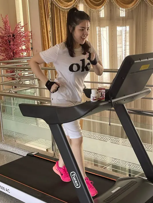 Walaupun banyak menghabiskan waktu di rumah, akan tetapi Tina Toon tetap rutin berolahraga. (Foto: instagram.com/tinatoon101)