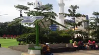 Kota Bandung kini memiliki solar tree atau panel surya berbentuk menyerupai pohon. Lokasinya berada di Taman Alun-alun. (Istimewa)