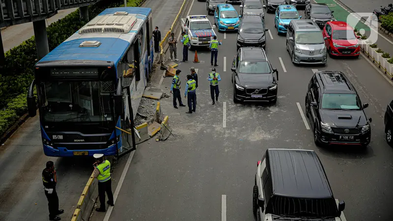 FOTO: Bus Transjakarta Tabrak Separator Busway di Bundaran Senayan