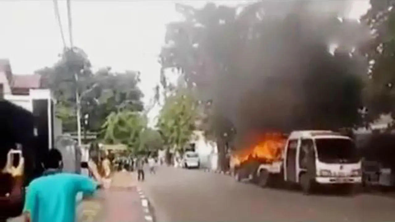 Pemilik Bakar Mobil Sendiri hingga Penolakan Revisi UU Korupsi